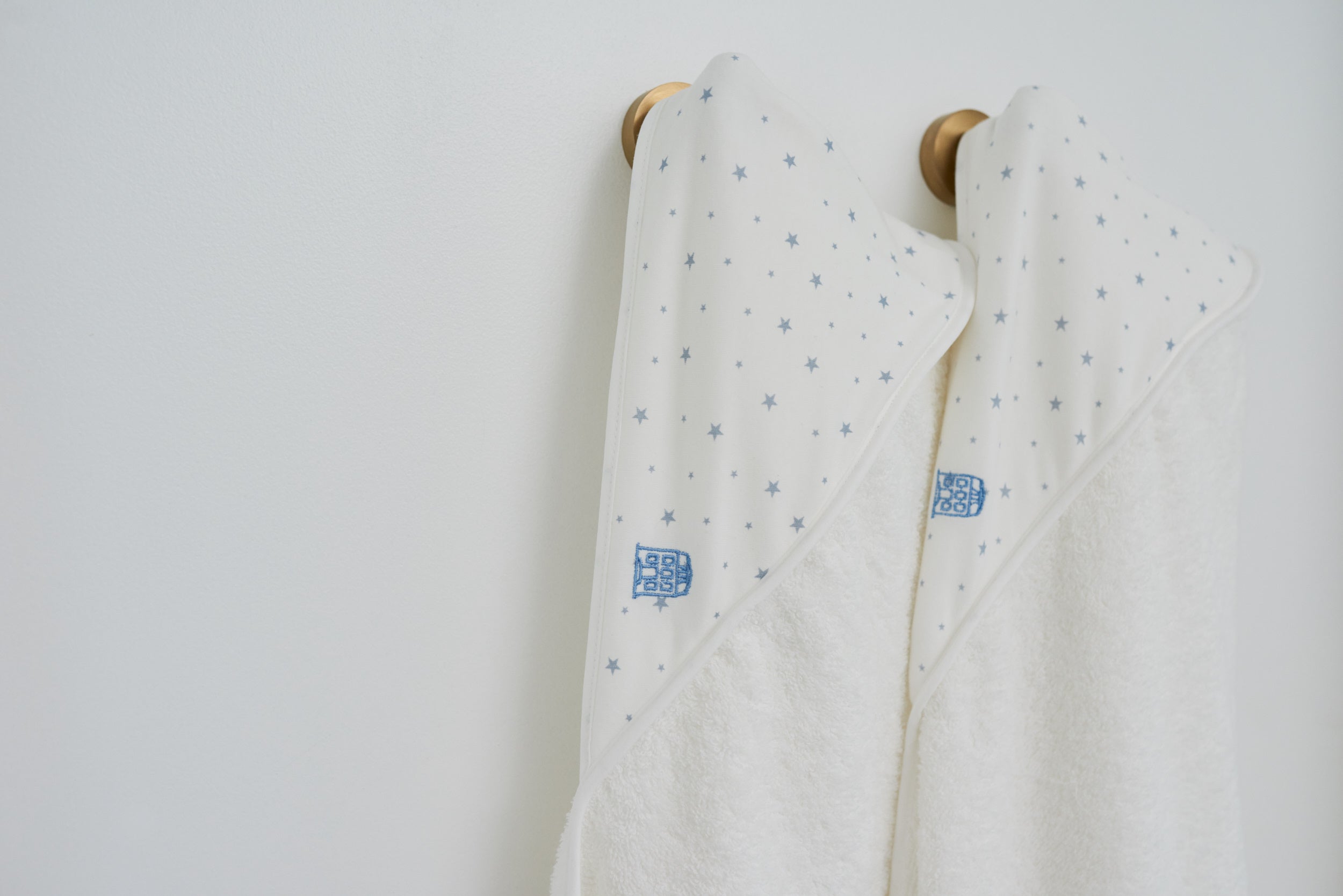 L'ensemble essentiel nouveau-né en bleu